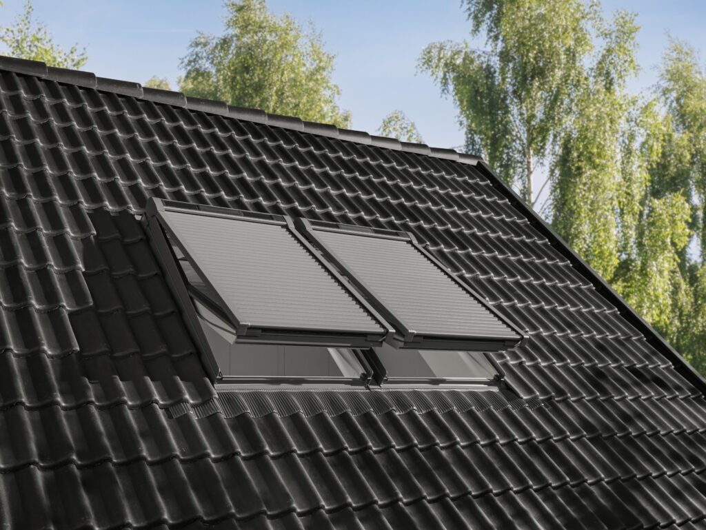 velux_rollladen_2026_5525367 VELUX Dachfenster mit Rollläden auf einem Steildach